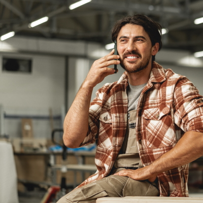 Handwerker beim Telefonieren