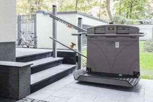 Plattformlift an der Eingangstreppe eines Gebäudes