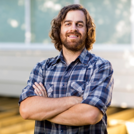 Treppenlift-Ingenieur mit blau kariertem Hemd