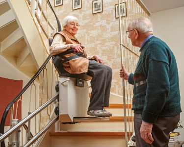Senioren-Paar testen einen Treppenlift