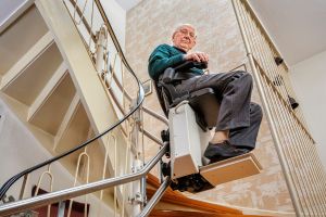 Treppenlift an einer u-förmigen Treppe