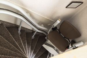 Sitzlift auf Wendeltreppe im Haus.